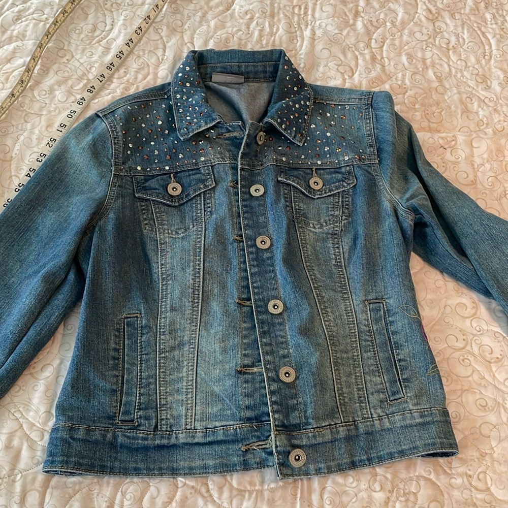 Custom embroidered Jean jacket size medium - Picture 2 of 5
